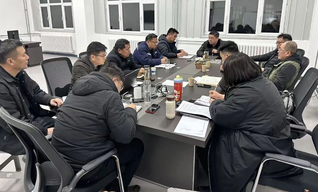 春风无言，自南而上催新绿；奋斗有声，向光而行启华章。1